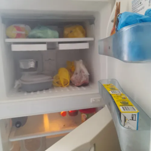Vende se geladeira