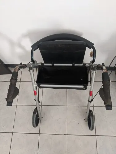 Andador 4 rodas com banco e bolsa