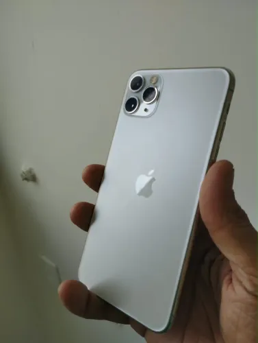Vendo ou Troco Esse lindo IPhone 11 PRO MAX zerado