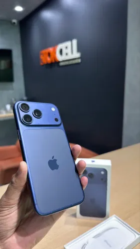iPhone 17 Pro Max - 256GB Azul Seminovo Garantia Loja Física
