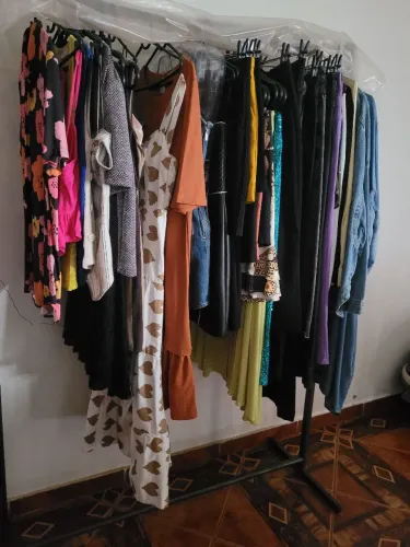 Lote de roupas e calçados dá Renner 