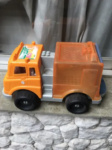 Caminhão grande de brinquedo