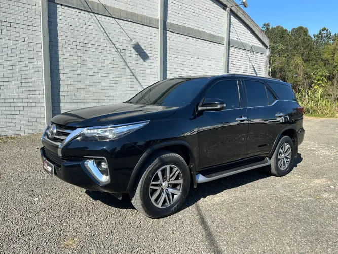 Toyota Hilux SW4 SRX 4X4 2.8 TDI 16V Dies. Aut. 2018