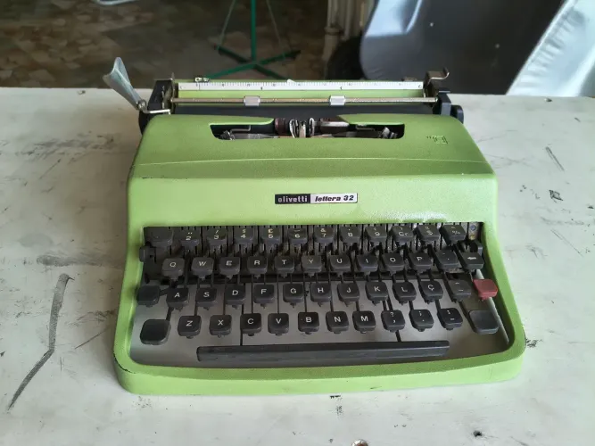Máquina de escrever Olivetti Lettera 32
