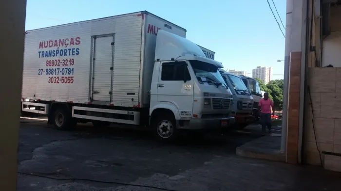 Caminhão de mudança e transporte diversos 