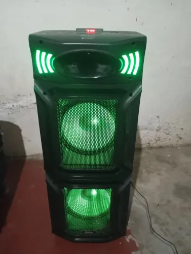 Caixa de som semi nova