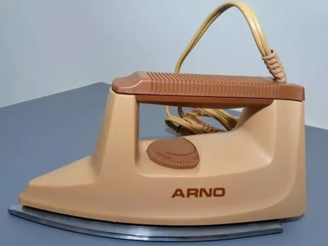 Ferro de passar Roupas uma peça vintage e chic anos 80 marca arno