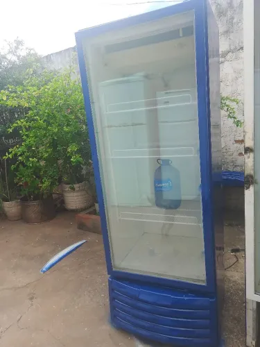 Expositora de bebida  entrego