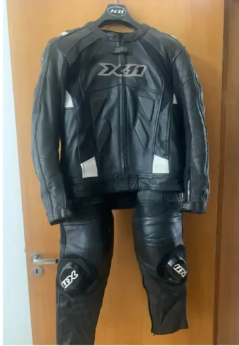 Macacão de Couro Moto X-11 Bi-Partido (TAM XL = G ) Impecável