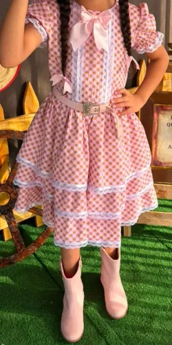 Vestido junino e bota texana