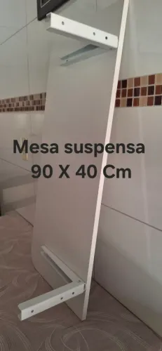 Mesa suspensa abre e fecha