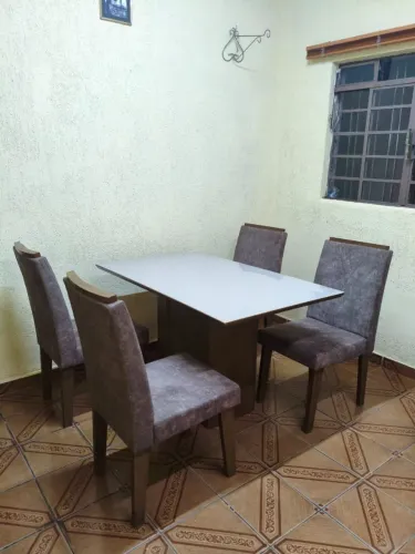 Mesa com tampo de vidro e 4 cadeiras