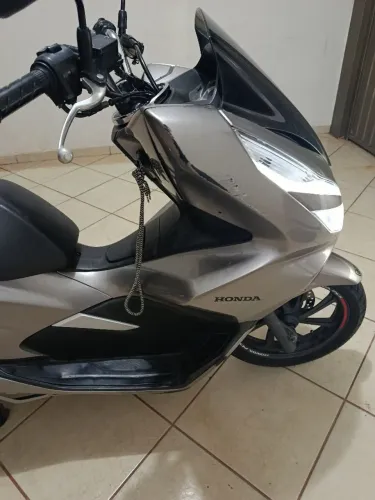 Vendo moto HONDA PCX ano 2019 com chave reserva e manual