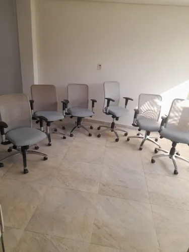 Cadeira giratória de escritório na cor cinza 