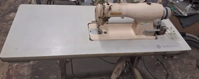 Máquina de costura reta industrial Singer modelo 191D