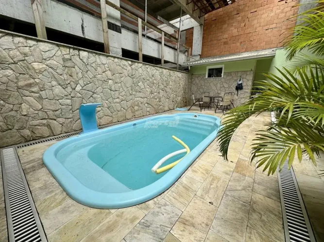 Casa com piscina disponível para locação no Centro de Balneário Piçarras. (Cód. 22713)