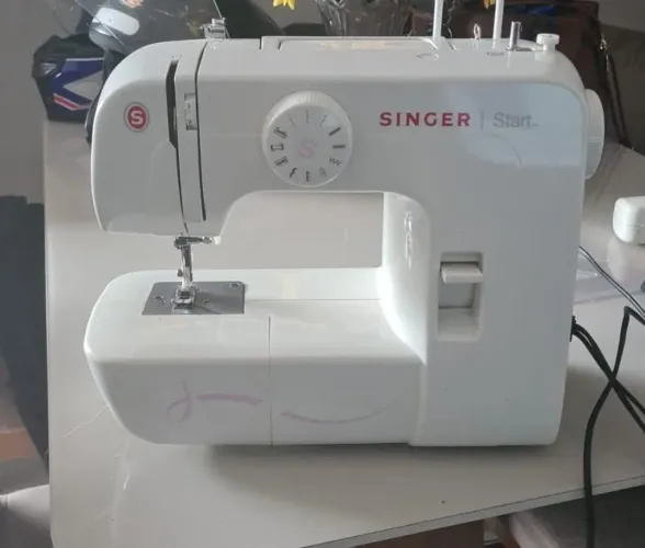 Vendo máquina de costura singer nova