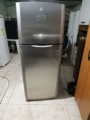 Vendo uma geladeira Frost Free funcionando perfeitamente 