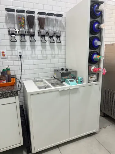 Armário organizador MDF, com cubas em acrilico dispenser casquinha, copo e cascão
