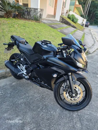R15 ABS 2026 preta fosca, muito nova, com acessórios premium e pronta para transferência.