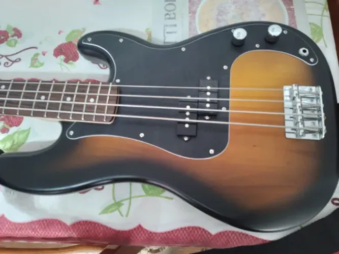baixo precision squier debut