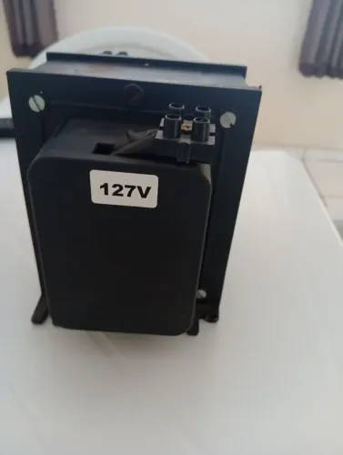 Vendo esse transformador de 10.000 V.A