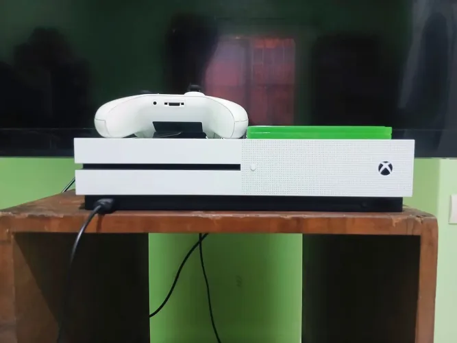 Vendo XBOX ONE S + 1 jogo estou vendendo meu XBOX ONE S por apenas R$ 1100