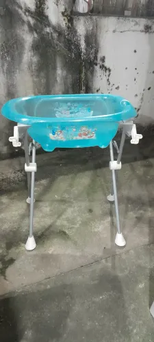 Banheira de bebê com suporte