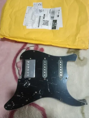Escudo de guitarra novo.