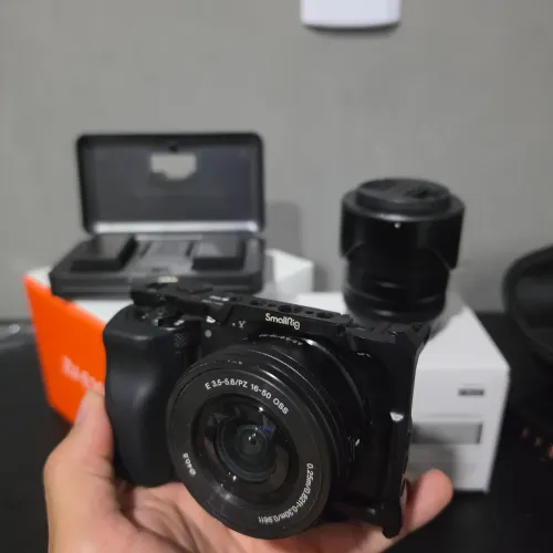Sony ZV E10 + Viltrox 23mm + Lente Kit + Cage SmallRig + 2 Baterias e Carregador