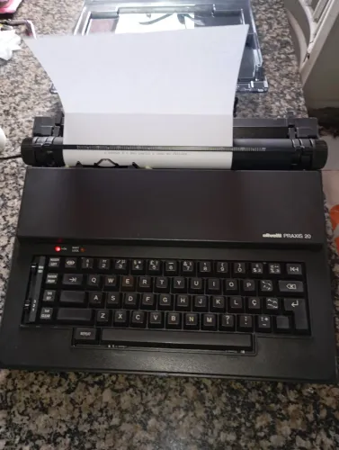 Máquina de datilografia eletrica