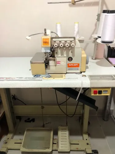 Máquina de costura profissional