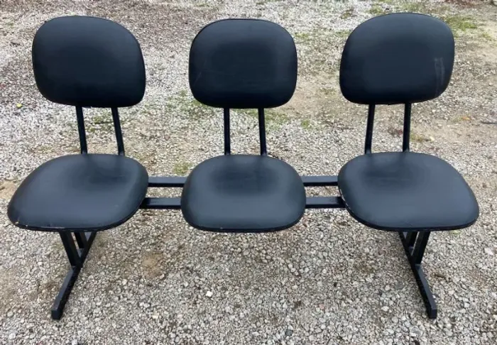 Cadeiras de sala de espera, estofadas, em ótimo estado.