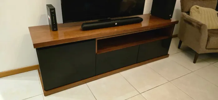 Rack em madeira com uma porta e duas gavetas 