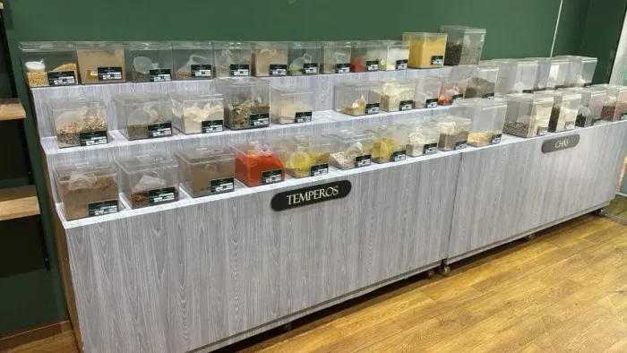 Balcão Lateral em Madeira em forma de escada para exposição de potes/produtos