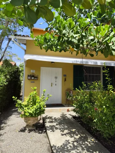 Linda casa em Jaconé com pé direito alto,piscina e muito aconchego