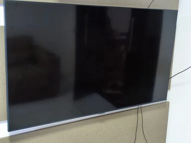 TV Samsung 50'' Crystal UHD 4K modelo UN50AU7700GXZD com a tela quebrada