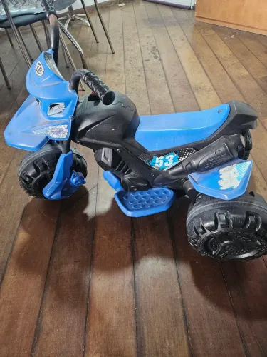 Triciclo elétrico infantil