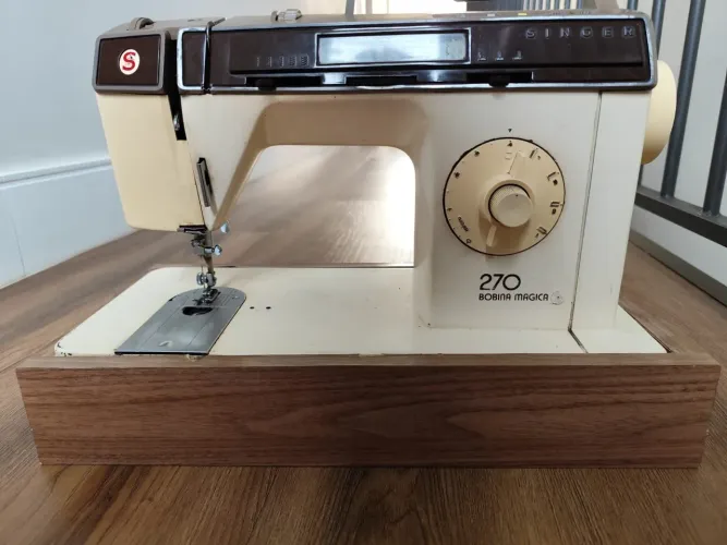 Máquina de Costura Singer 270 com base