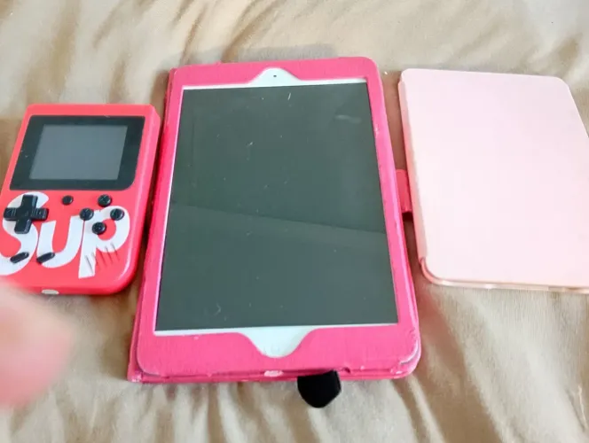 iPad Mini 1 geração 16gb com um Kindle e um minigame
