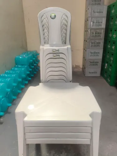 Jogo de mesa com quatro cadeiras de plástico capacidade 182 kg resistente