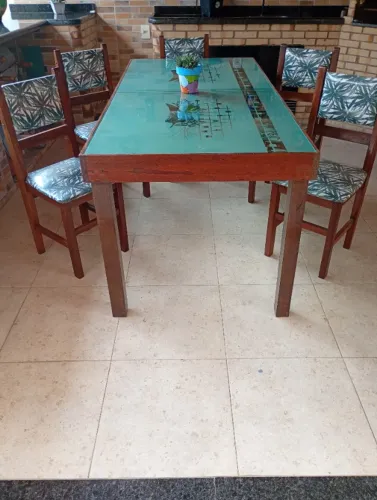 Mesa com seis cadeiras