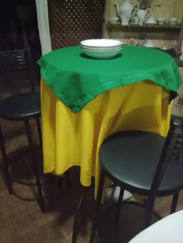MESA BISTRÔ COM BANQUETAS E TOALHAS *  ZAP 