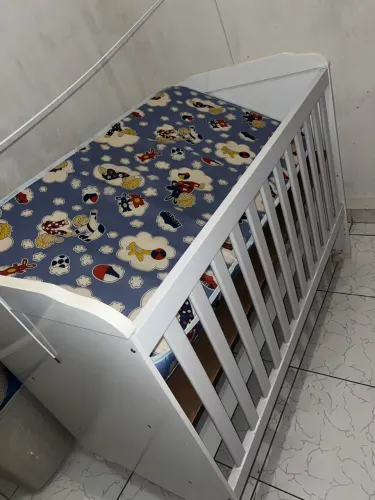 Berço que vira cama vai junto com colchão, usado apenas 2 meses novo.