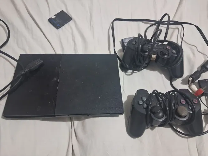 Quero vender esse Playstation 2 por 300 reais ta novo com um cartão de memória e 2 control