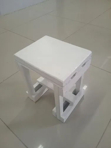 Banquinho/mesinha/cômoda/criado mudo