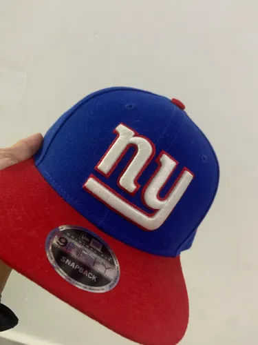 Boné original New Era licenciado oficialmente pelo New York Giants.