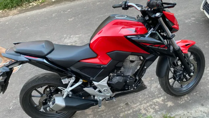 CB300f novíssima, sem nenhum detalhe.