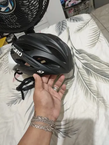 Capacete Giro estado de zero.
