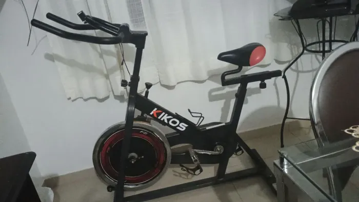 Bicicleta ergométrica Kikos spinning profissional mecânica 13kg suporta até 120 kg 
